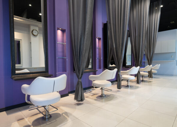 紫を基調とした店内に個室のようなシャンプー台、セット面ごとに仕切られていて落ち着いて施術を受けることができます。